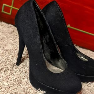 Black Pumps